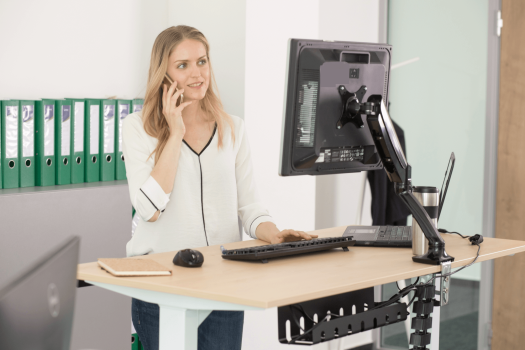Hogyan járulnak hozzá az állítható magasságú íróasztalok a munkahelyi ergonómiához?